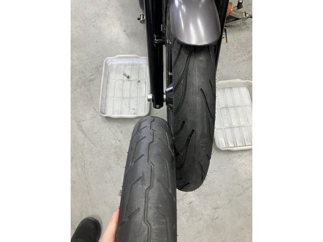 左側が以前装着されていたタイヤ
車体に装着されているのが新品タイヤ