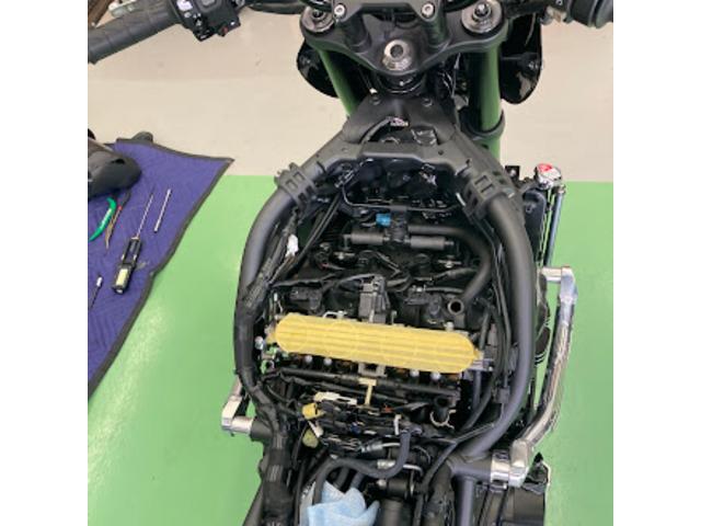 スロットルボディにほこりやごみが入らにようにマスキングをします。