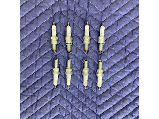 上側が外したプラグで下側が新品のプラグです。