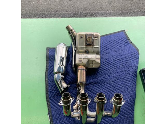 取外したサイレンサーとエキマニです。