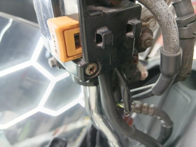 アクセルワイヤーが切れ交換しようとしたら
スロットルホルダー、右ハンドルスイッチのネジがなめててはずせません