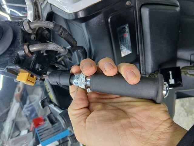 アクセルワイヤー変えるのに頭がなめたボルトをはずさなければ次に行けません。ショックドライバーも叩く力が逃げてしまい歯が立ちません