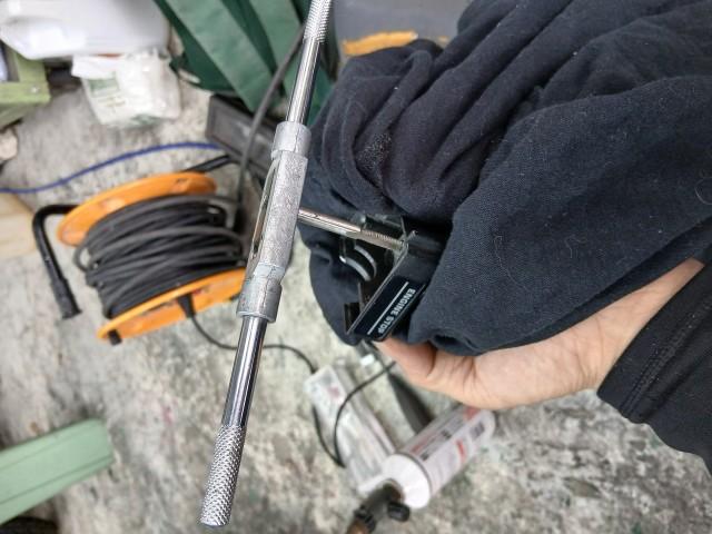 電位差で、アルミとネジの鉄がくっついてしまってましたので
ネジ山修正