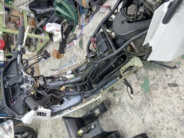 その後外装をばらし、取り回しが変わらないよう慎重にワイヤー交換しました
ついていたカウルが社外のカウルで立て付けが悪く、ついてないネジありました、また軽くネジ山がなめってる箇所があひましたがそのあたりも治してしっかり取り付け、ネジも建築用のビスが使ってあったのでホンダのビスに変えたりして組み直しました