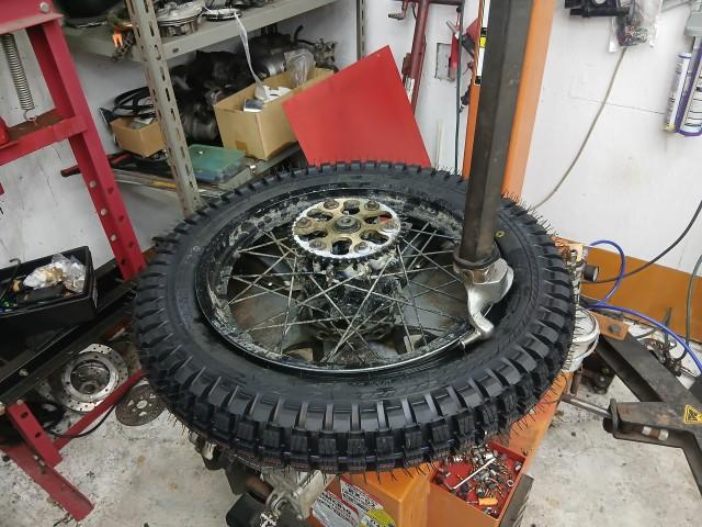 タイヤも交換し、ドライブスプロケも交換。林道を走ってる車両でしたので試運転で林道を２０分ほど走り振動を多めに与えましたがヒューズは飛びませんでした。