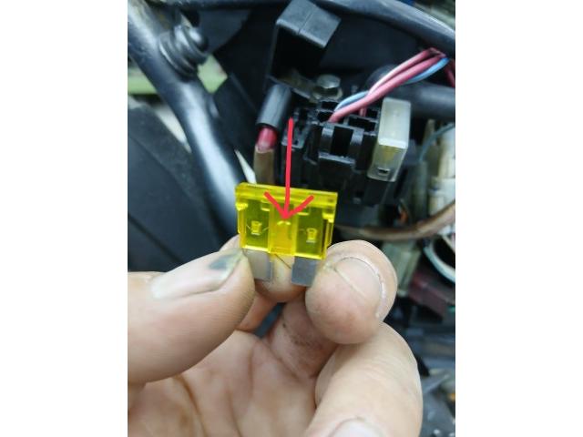 ヒューズがよく飛ぶとのことで入庫　飛んでます