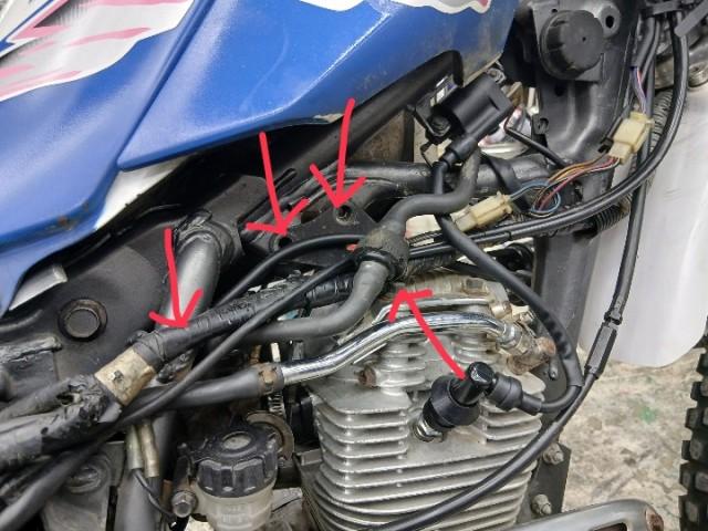 メインハーネスを点検
取り回しが違いエンジンハンガーのボルトもいない、シリンダーヘッドカバーのボルトにメインハーネス干渉してます。