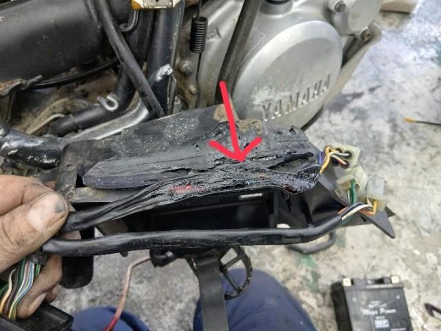 中にCDIの配線が通っているので溶けていました