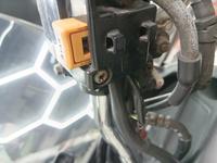 アクセルワイヤーが切れ交換しようとしたら
スロットルホルダー、右ハンドルスイッチのネジがなめててはずせません