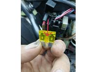 ヒューズがよく飛ぶとのことで入庫　飛んでます