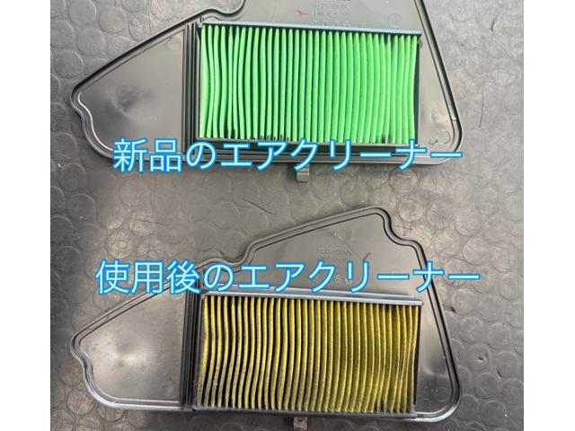 新品のエアクリーナエレメント（写真上）と使用後のエアクリーナエレメント（写真下）