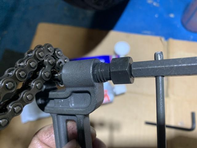 専用工具でグイグイ！
カシメ後の画像がないという...