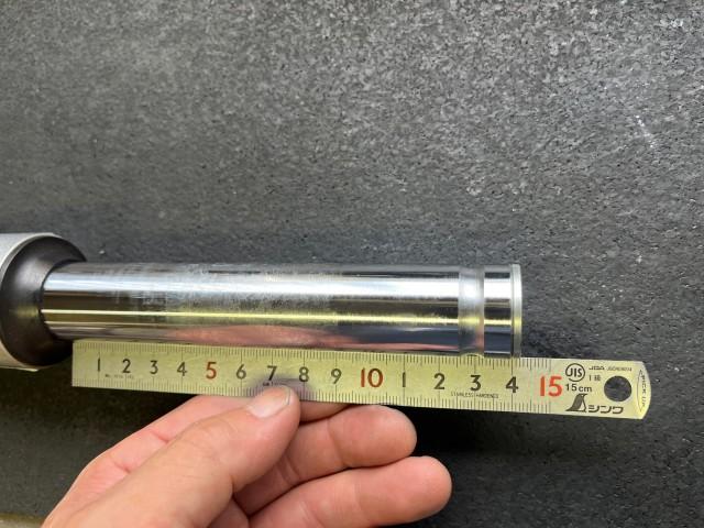 分解前、ダストシールからインナーチューブ上端まで140mmです。