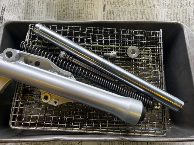 オーバーホールする時と同じく全バラですが、今回は新車なのでシールはそのまま使います。