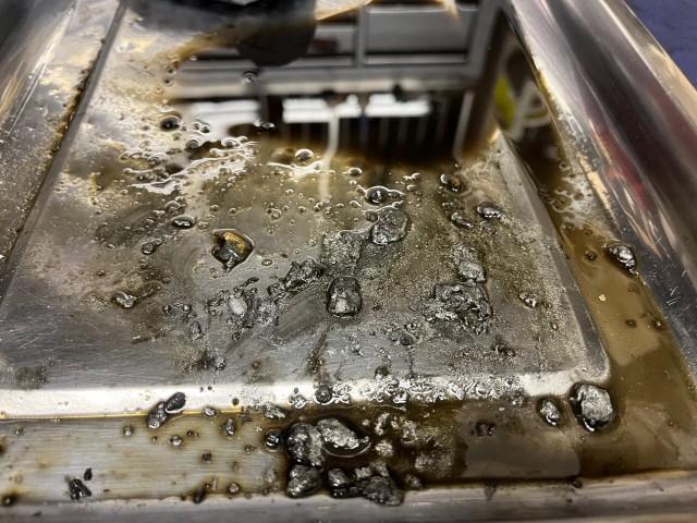 スラッジには金属粉も大量に含まれています。