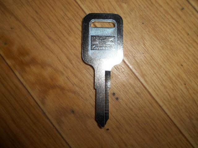 ゼファー400　純正ブランクキーを使って合鍵作製　バイクの鍵のことならおまかせください。
