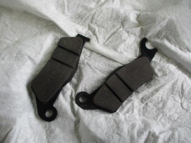 フロントブレーキパッド、清掃するとファーストタッチが良くなります。