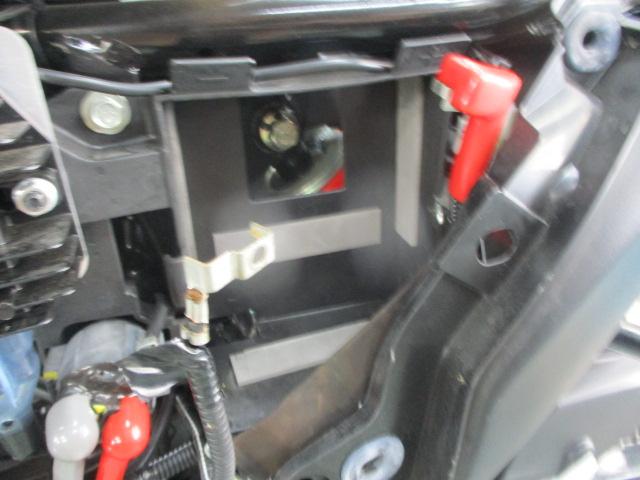 バッテリーを外して洗車。