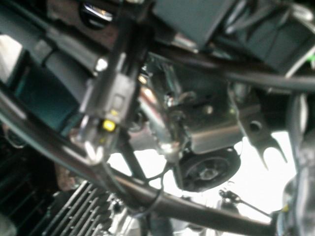 スロットルケーブルに余分な負荷がカからいようにスロットルボディー側を取り外し