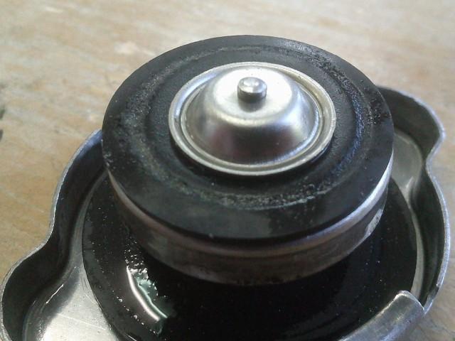 保持出来ずに緩やかに圧力が低下してくるラジエターキャップ