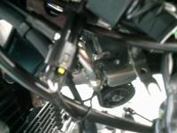 スロットルケーブルに余分な負荷がカからいようにスロットルボディー側を取り外し