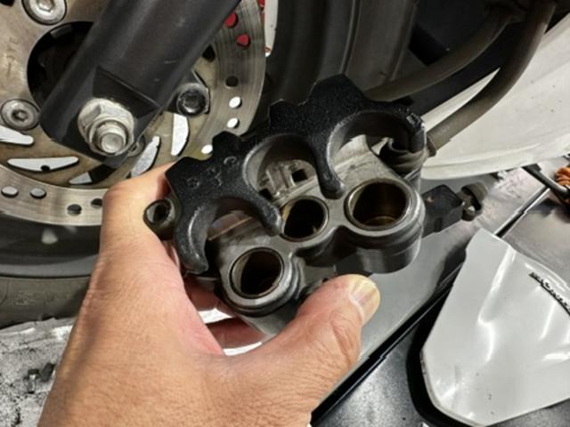こちらは別のバイクの参考写真ですが、弊社でパッド交換を行なった際にはピストンやスライドピンを清掃・グリスアップいたします。