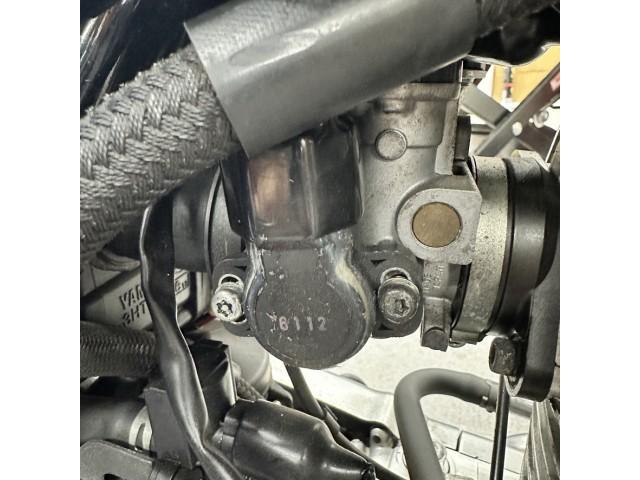 一度分解されてシール材で塞がれているTPセンサー。そもそも購入した中古車がこんな状態なのに、、、保証してくれなかったそうです。