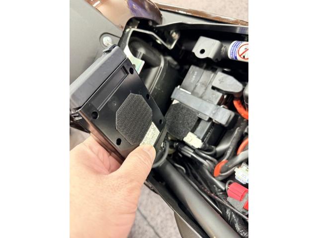 ETC本体はスクーターのメットインスペースなどでしたら「付属されている」両面テープで車体へ貼り付け固定しますが、XSRはETCの下にバッテリーがある為弊社ではバッテリーのメンテナンスができるようにマジックテープで貼り付け固定を行っております。