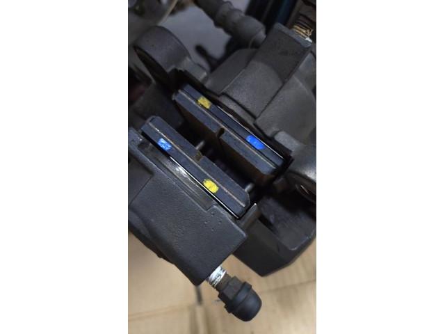 面取り作業をした新品のブレーキパッドを取り付けて完了です