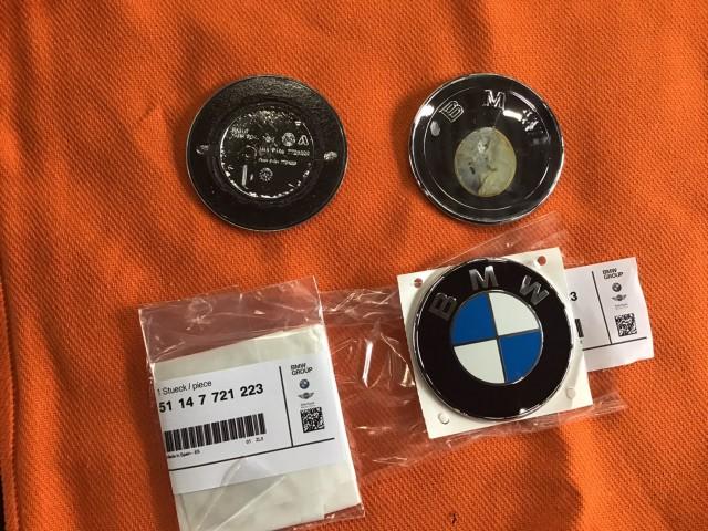 外したエンブレムと新品。