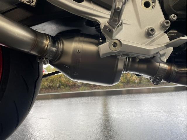 純正オプションスポーツマフラー用の触媒。マフラーと一体ではなく分割式になっています。