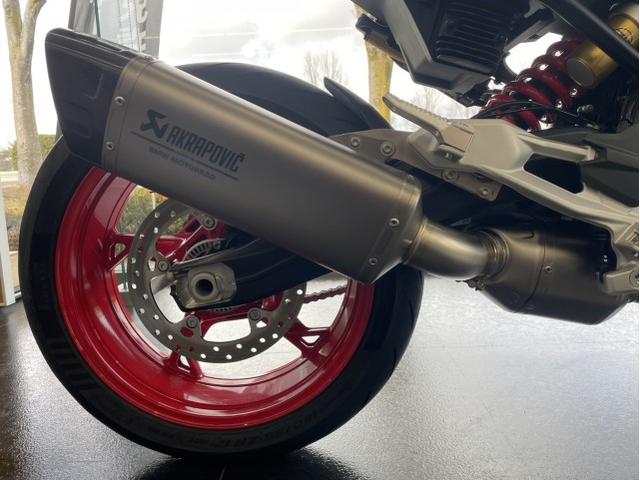 チタン製AKRAPOVICスポーツマフラー。