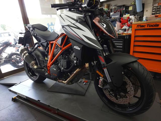 人気特価 rizoma リゾマ MALOSSI KTM 1290superduke用 BMW エンジン