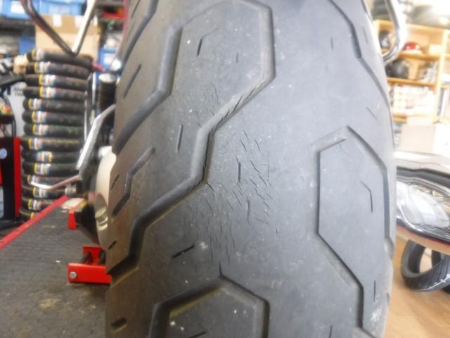 タイヤは亀裂が酷いので交換になりました。