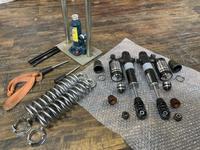 分解、洗浄、ロッド研磨・再メッキ、組付け、ピストンロッドネジ締め、エア抜き、ガス充填、ダイヤル等調整し、バネ組付けて完成です。
