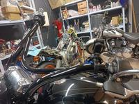 職人さん手作りのプルバックハンドル。ライディングポジションが非常に楽で、体の大きい方は後ろ荷重で偉そうに乗れますｗｗ
手作りのため個体差があるのと、ハンドル内部で穴が小さくなっている所があり、中通しの際は無理をすると配線をダメにすることがあります。

しっかりお金を頂いて、じっくり時間を掛けて丁寧に作業します。