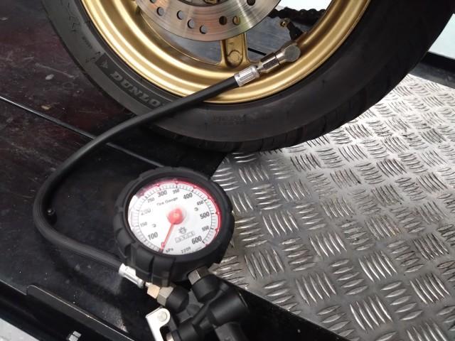 前後タイヤ空気圧確認