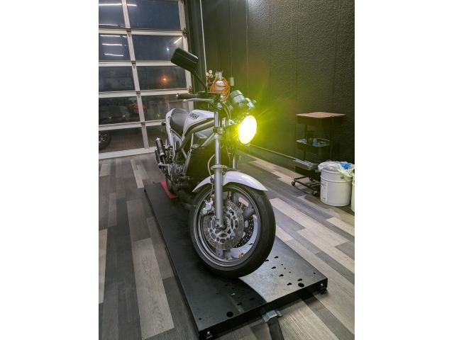 こちらの車両は問題ありませんが、初度登録により黄色ヘッドライトは違反となりますので、ご注意ください。