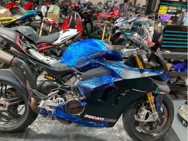 まずは、作業前に養生していきます。
これは自分のバイクとかなら、やらなくてもOK