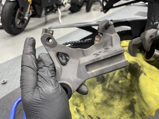 合わせてキャリパーサポートも清掃していきます！