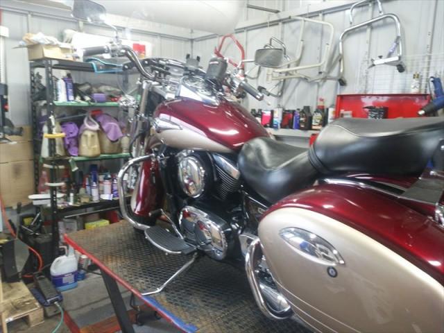 初お客さんのKawasaki バルカン１２００？だったかな？ハーレー みたいなフォクランプ持ち込みで取り付け作業をしています。峰不二子バージョンみたいなバイク・・・・｜バイクの整備・メンテナンス・修理なら【グーバイク】