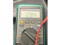 【交換前・キーOFF】バッテリー電圧は12.84Vあり、数字だけ見ると問題なさそうに見えます。