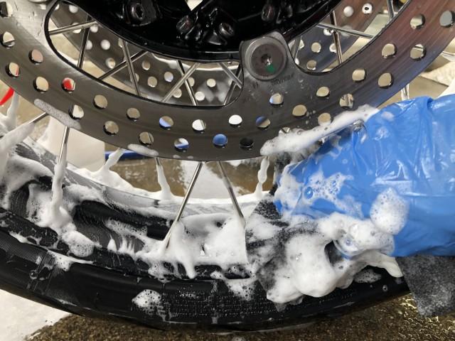 スポークホイールはCR-1ガラスコーティングを施工しておくと、洗車がとても楽になります。
