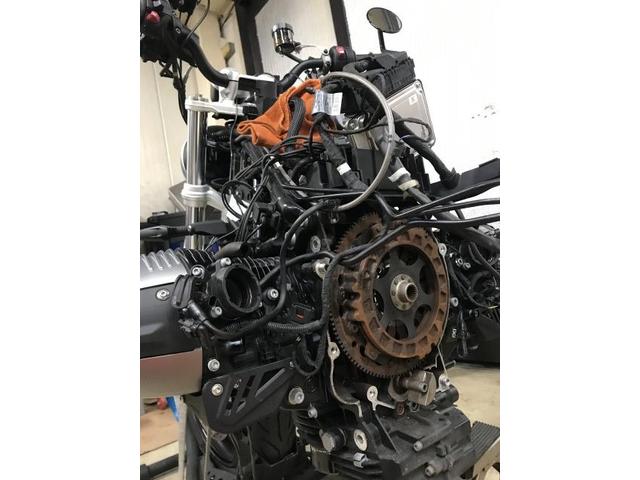 一般的なオートバイではクラッチカバーを外して交換できる車種もありますが、R nineTはエンジンとミッションの間にクラッチが配置されているため、車体後方を大きく分解し、エンジンとミッションを切り離して作業を行います。写真からも分かるように、一見すると「車体が真っ二つ」になったような状態まで分解します。