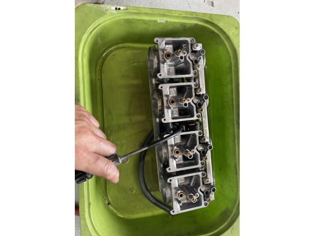 カワサキ　ゼファー１１００　　キャブレター分解洗浄　　インシュレーター交換