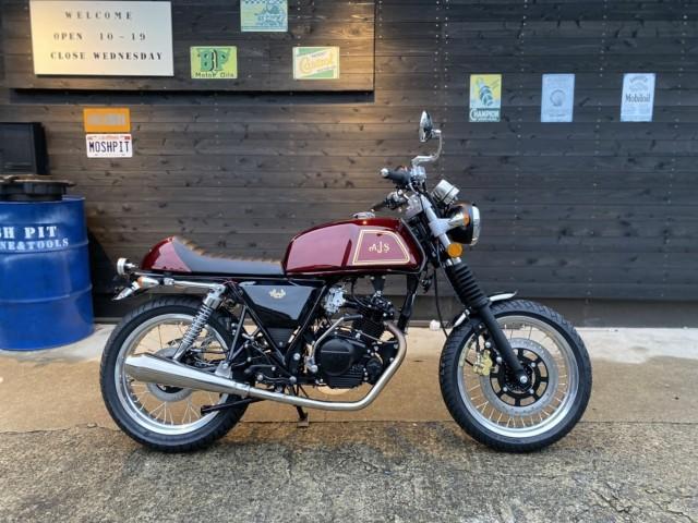 キャドウェル１２５バックステップ、タンクアップ、アップハンドル仕様。フロントブレーキキャリパーは３ポットの仰々しいものからシンプルなNISSINタイプで車体色に合わせゴールドをチョイスしました。