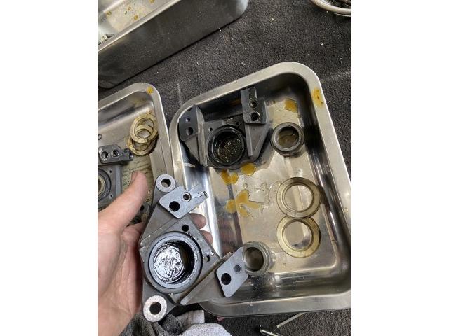 固着していたキャリパーを分解清掃。シールも新品に。