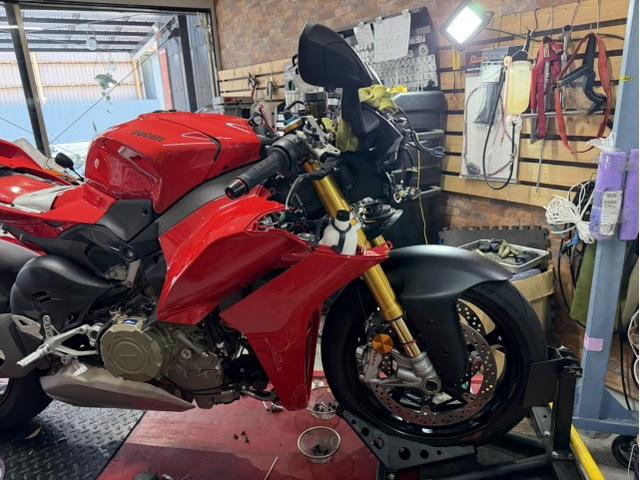 パニガーレＶ４Ｓ　スライダー　コアガード取付