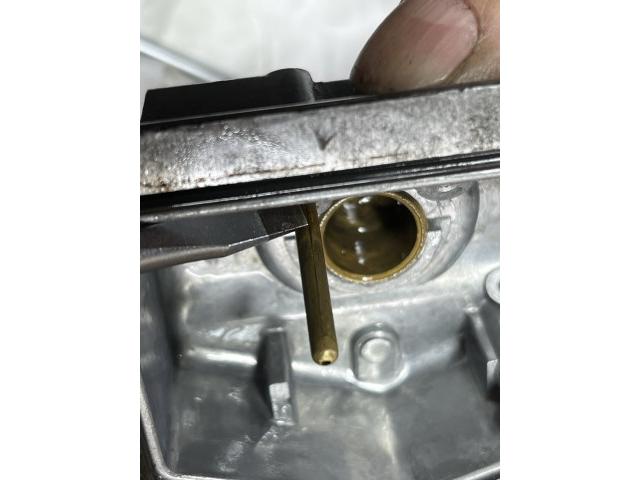 キャブレターの内部の真鍮部品にひび割れ
