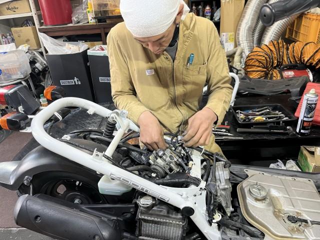 キャブレターのヒーター部分に冷却水の乾いた後を発見。キャブレターを摘出してます